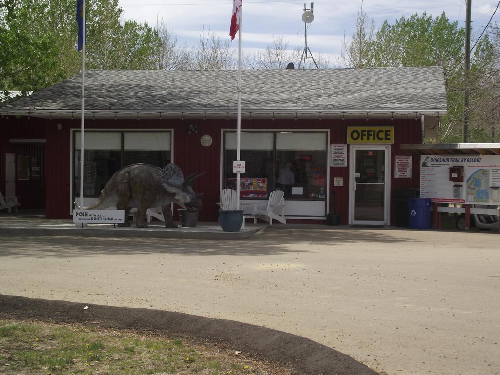 Dinosaur Trail Rv Resort & Cabins Drumheller Ngoại thất bức ảnh